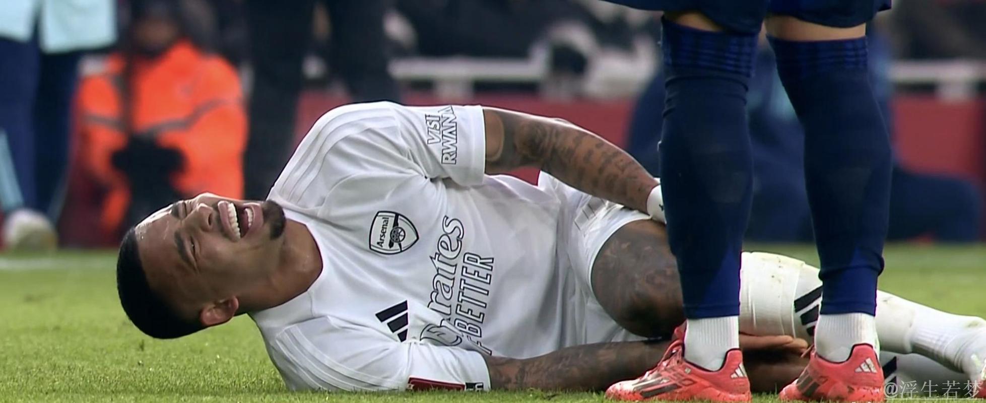 曼联球员再现危险动作：双脚踩踏+假装受伤欺骗裁判，本赛季第2次